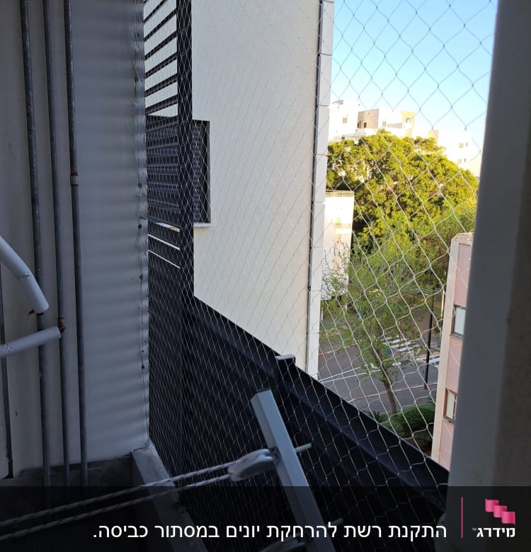 רשת מתוחה למניעת כניסת יונים במרפסת בניין